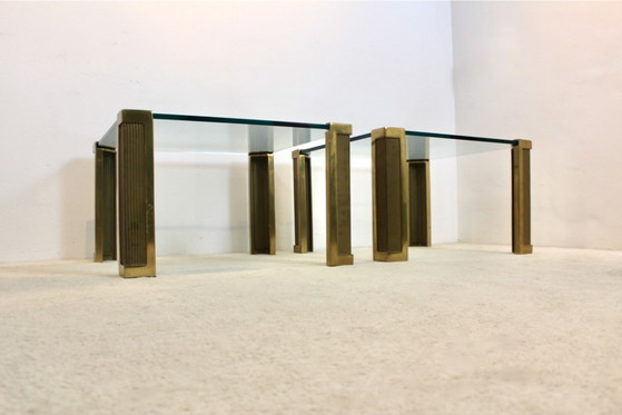 Ensemble de deux grandes tables d'appoint Peter Ghyczy en laiton et verre (photo 5 sur 8)