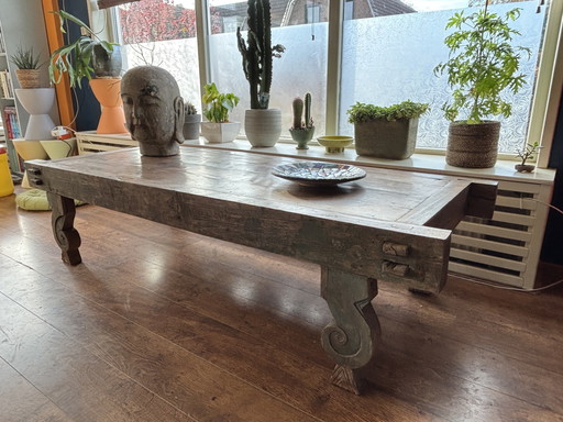 Mesa y sofá cama antiguos de estilo asiático