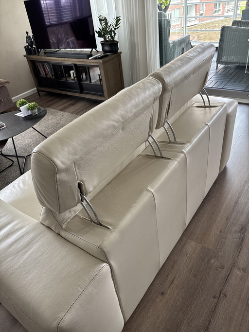 Natizzu bank is in goede staat ik verkoop hem van wegen nieuwe aankoop de afmetingen zijn 185x100x42 crème met donkere biezen 