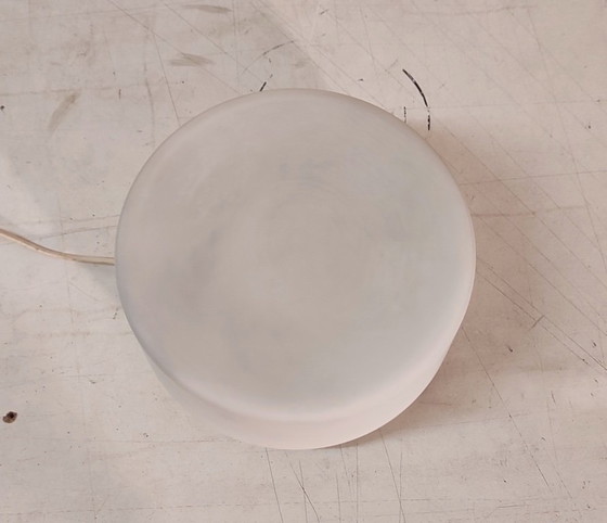 Image 1 of Decken- oder Wandleuchte im Bauhaus-Design mit opalisierendem Glaskolben – Mitte des 20. Jahrhunderts