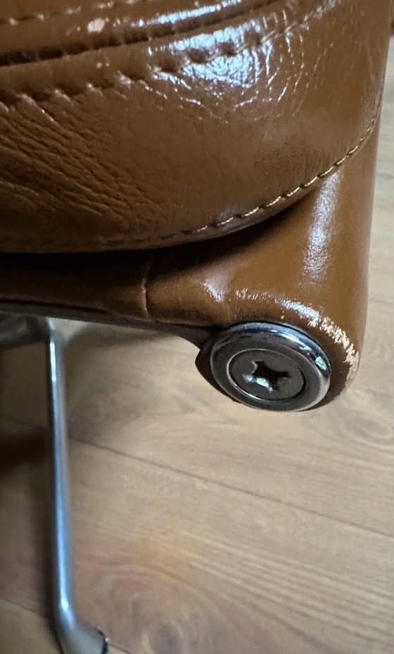 Chaise Vitra Eames Soft Pad en cuir marron (EA 208), Chaises de réunion, Aluminium (photo 8 sur 8)
