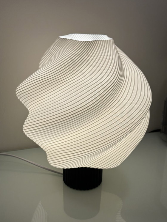 Lampada scultorea Magda | Bianco e nero – Archy, Lampade da tavolo (photo 4 of 6)