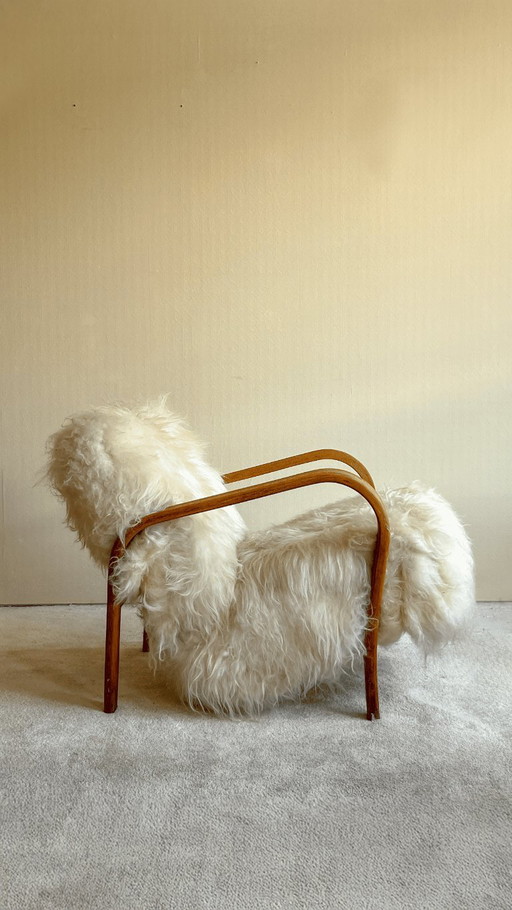 Deense fauteuil uit 1940 in IJslandse schapenvacht