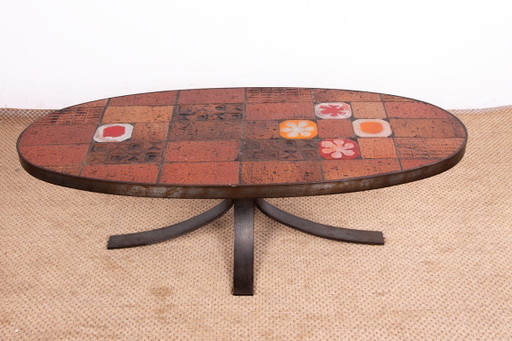 Tavolino da caffè in pietra lavica, ceramica e acciaio, disegnato da Jean Jaffeux nel 1960.