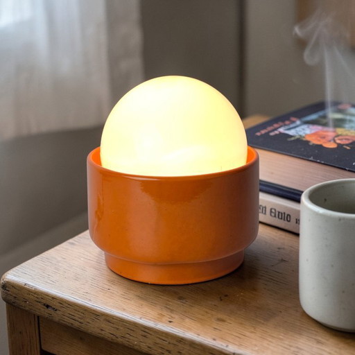 Vintage Duitse keramische lamp met glazen bol kap. Kan gebruikt worden als wandlamp / tafellamp of muurlamp. Oranje. 70s / retro