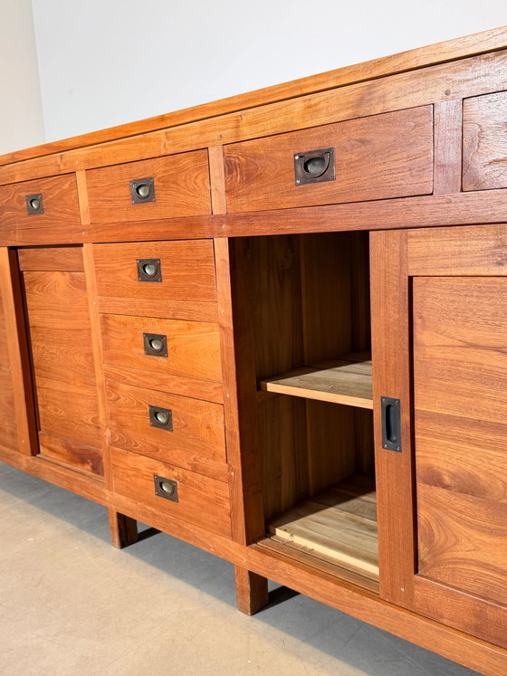 Großes Teakholz Sideboard mit Schiebetüren & Schubladen (photo 7 of 8)