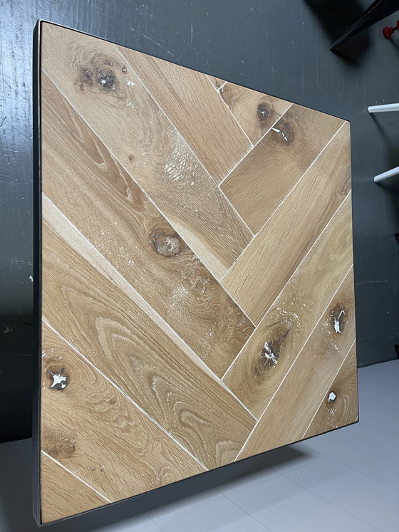 Table d'appoint en chêne à chevrons. – Tables d'appoint, Metal, Wood (photo 6 of 6)