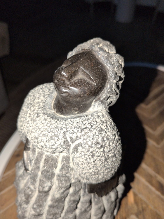 Image 1 of Sculpture originale shona « Dame fière » – Signée par Aron Kapembeza