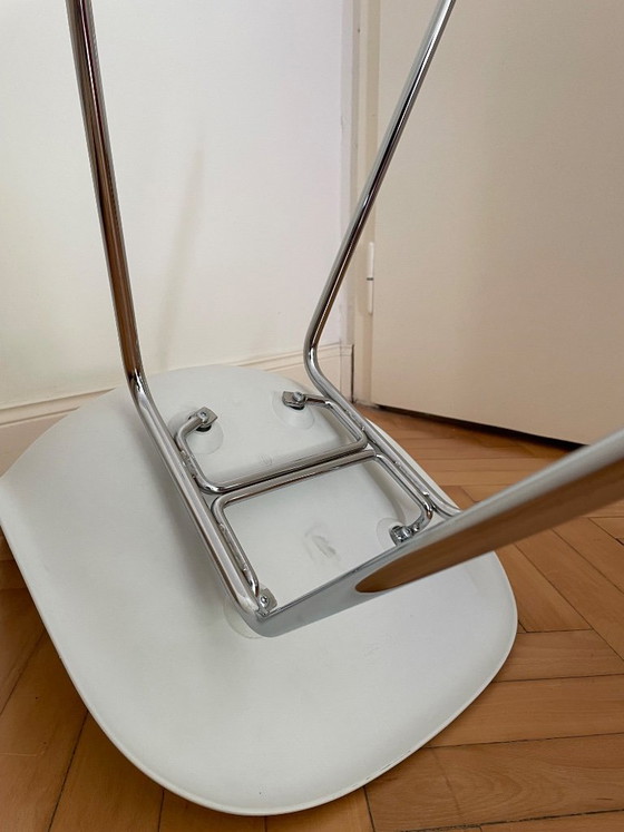 Sedia Vitra Eames in plastica | Sedia di design originale | Buone condizioni | Struttura bianca e cromata (photo 5 of 6)