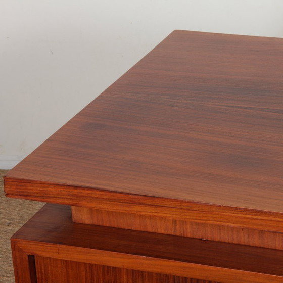 Image 1 of Modernistisch houten bureau, gemaakt in de jaren 1940.