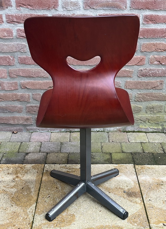 Image 1 of Chaire de l'école de design industriel Pagholz - Adam Stegner