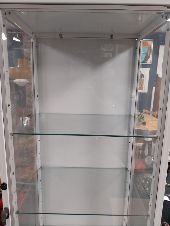 Image 1 of 1 mobiletto da farmacia in metallo bianco, anni '50, prodotto in Polonia