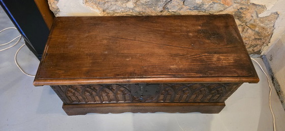 Image 1 of 18e-eeuwse massief eikenhouten gotische kist, Frankrijk