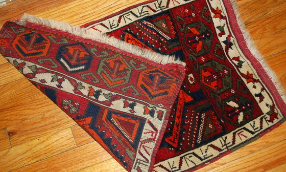Image 1 of Alfombra turca Yastik antigua, hecha a mano y de colección, de 61 cm x 110 cm (2' x 3,6'), década de 1890 - 1B487