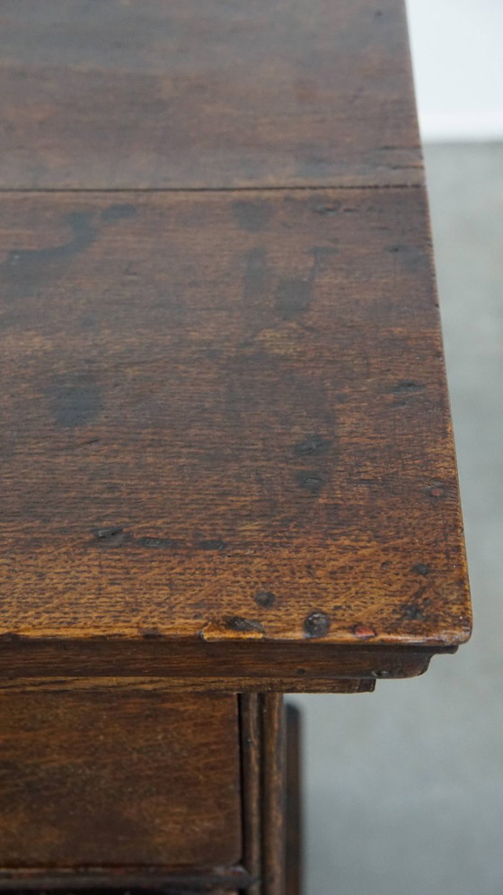 Image 1 of Cómoda inglesa antigua del siglo XVIII fabricada en roble con 5 cajones.