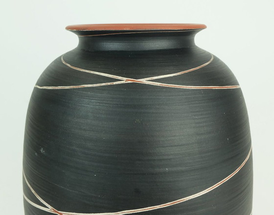 Image 1 of Vase en céramique Wekara modèle 10/30 à décor rayé, style années 1950, fabrication allemande.