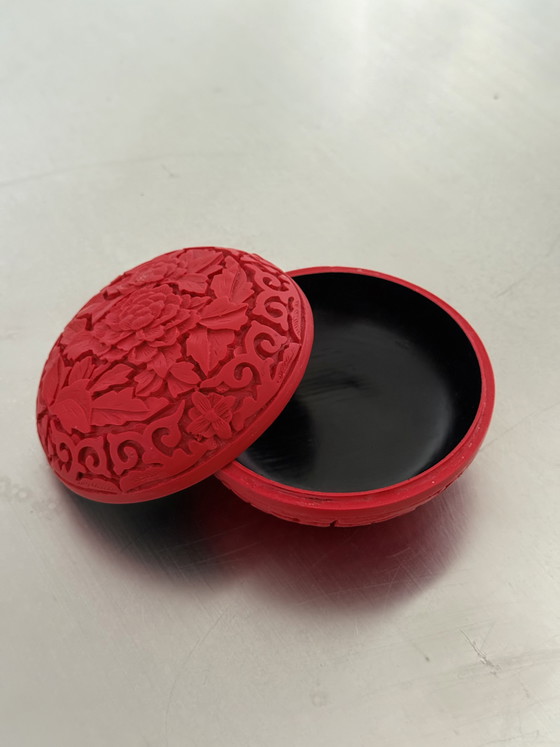 Image 1 of Chinesische rote Schachtel mit Zinnoberholzdeckel
