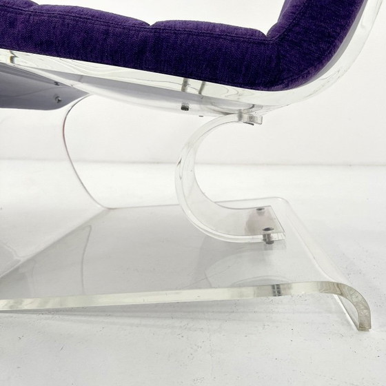 Image 1 of Fauteuil lounge de style futuriste en plexiglas avec coussin violet, années 1970