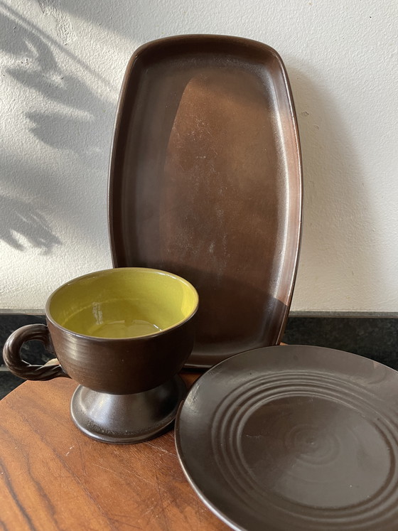 Image 1 of Ensemble de quatre tasses et soucoupes à café en faïence des années 1960 et plat de service