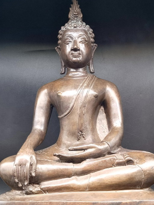 Gran estatua de bronce de Buda sentado