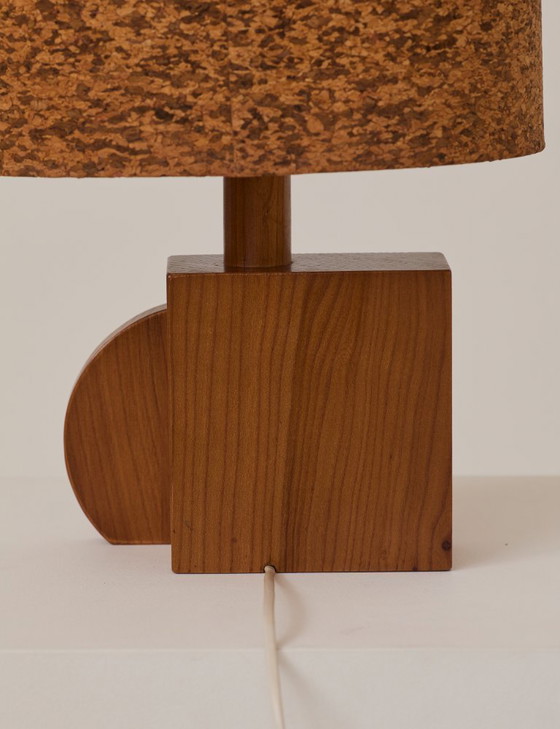 Image 1 of Par de lámparas artesanales de roble macizo con pantallas de corcho, circa 1970