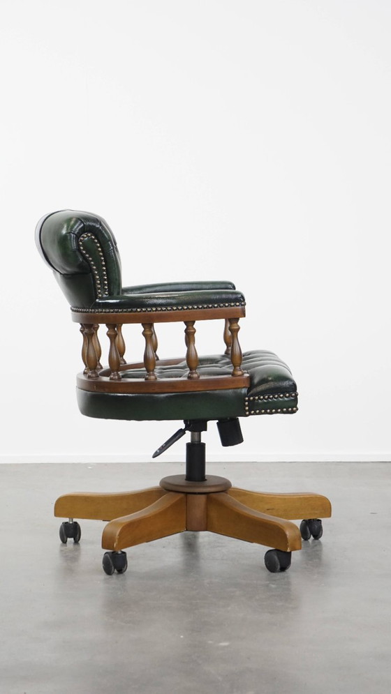 Image 1 of Dunkelgrüner Chesterfield-Bürostuhl aus Rindsleder und Holz auf Rollen