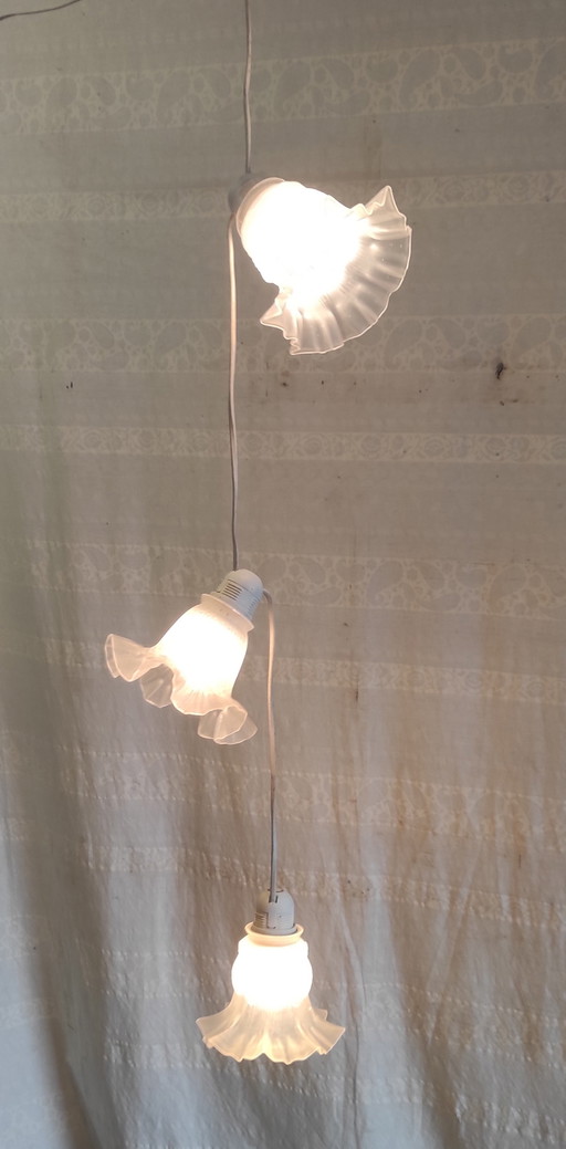 Tre lampade a sospensione a forma di tulipano in pasta di vetro - metà del XX secolo