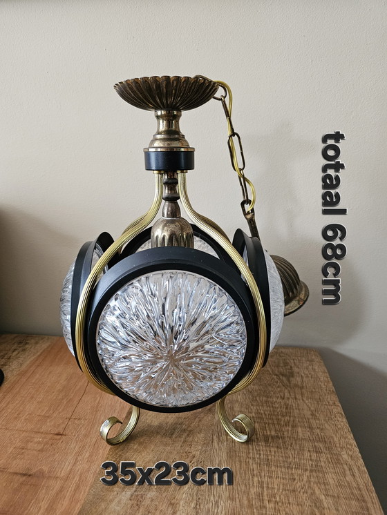 Image 1 of Lampada a sospensione vintage in ottone e nero con 4 paralumi in vetro