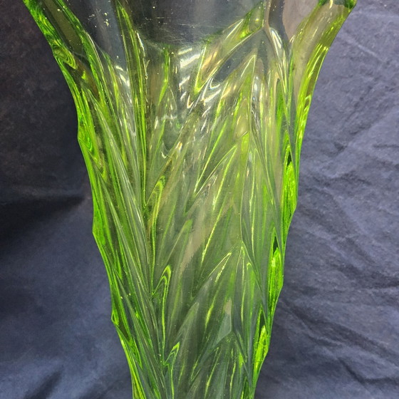 Vase Antique Art Déco Bohémien en Uranium / Verre Géométrique Effilé (Verre de Bohème) – Glass (photo 8 of 15)