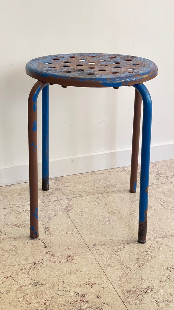 Image 1 of Paar industriële stalen PATINE TABOURETS Blauw & Chocolade VINTAGE