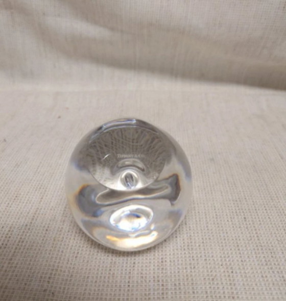 Image 1 of Tiffany & Co. Pisapapeles de cristal manzana