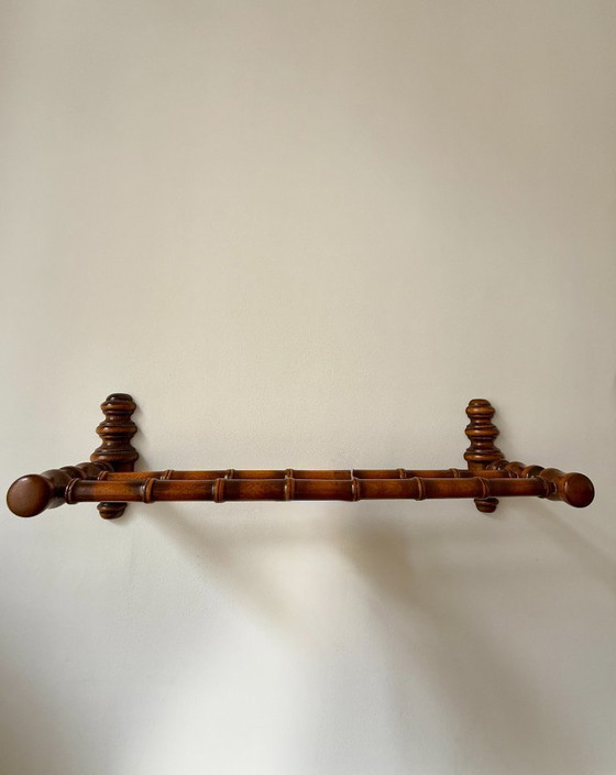 Image 1 of Wandkapstok van gedraaid hout in bamboestijl