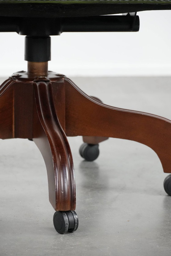 Image 1 of Sedia da ufficio Chesterfield in pelle di mucca verde scuro e legno in stile inglese su ruote