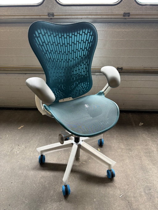 Herman Miller Mirra 2 Butterfly Blauw polished refurbished