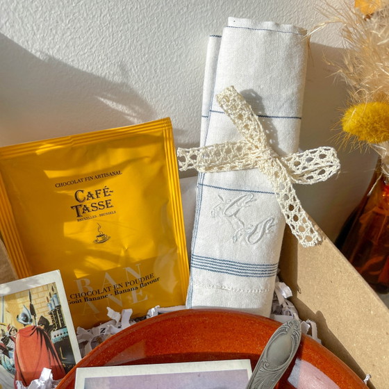 Mystery Box Vintage – Cioccolata Calda Bistrot Parisien | Tazza Antica, Libro Misterioso, Tovagliolo & (photo 5 of 12)