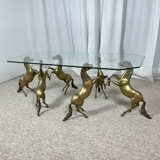 Couchtisch im Hollywood-Regency-Stil, 6 patinierte Messingpferde und Glasplatte, 1970 – salontafels, Brass