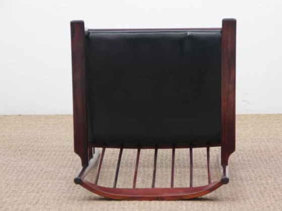 Image 1 of Een paar fauteuils en een bijzettafel, Deens, van palissanderhout en leer, ontworpen door Arne Vodder voor Sibast in 1960.