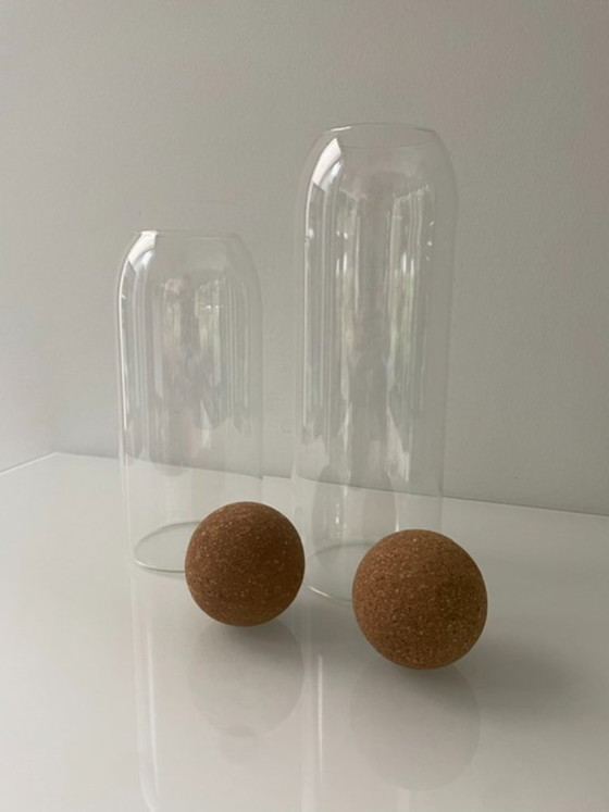 Image 1 of Juego de 2 tarros de cristal para almacenamiento con tapas abovedadas de corcho.