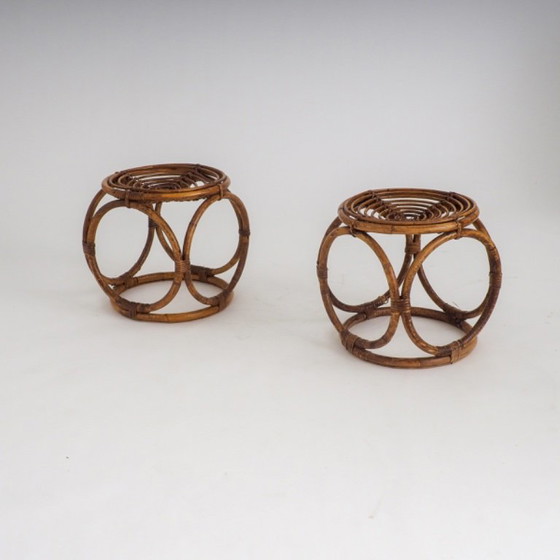 Coppia di sgabelli/tavolini vintage in rattan realizzati a mano (photo 3 of 12)