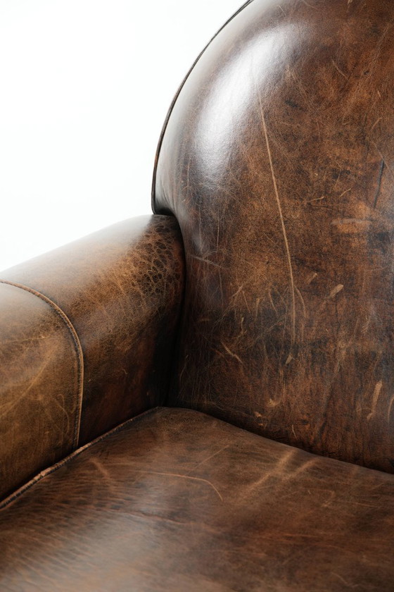 Image 1 of Elegante poltrona dal design Art Déco, rivestita in comoda pelle di pecora.