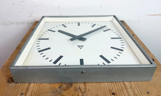 Image 1 of Große graue quadratische Wanduhr von Pragotron, 1970er Jahre