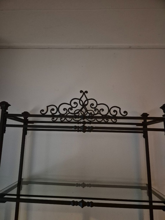 Image 1 of Due pesanti vetrine identiche in ferro battuto