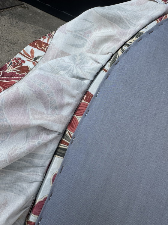 Image 1 of Poltrona antica a forma di fungo in raso floreale