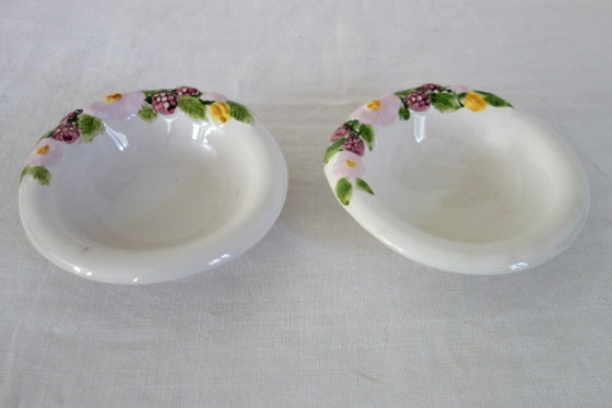 Image 1 of 6 piatti + 2 ciotole, barbotine con decorazione di frutta vintage