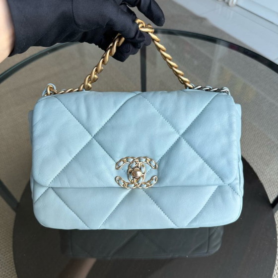 Image 1 of Borsa Chanel C19 Small 19 in pelle di capra trapuntata, azzurra, bicolore, con microchip.