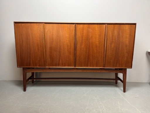 Gran aparador escandinavo de diseño de mediados de siglo atribuido a Sven Aage Madsen, Dinamarca, década de 1960