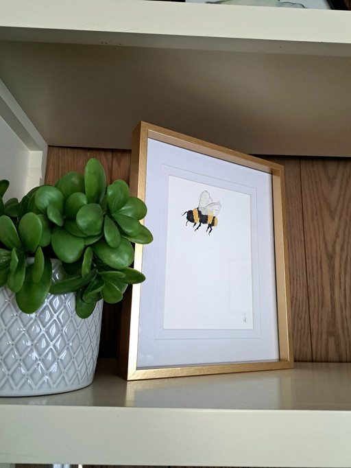 Dipinto ad acquerello di una piccola ape | Cornice color oro