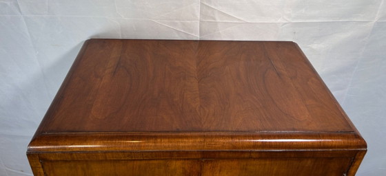 Image 1 of Meuble bar Art déco vintage en noyer (1920-1940) Superbe meuble à cocktail avec des accents en miroir et des caractéristiques or