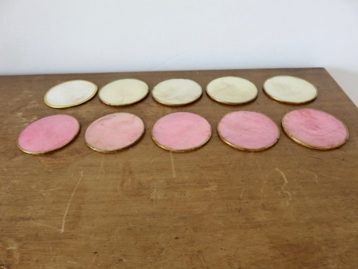 Série de 10 dessous de verre en nacre rose et blanche, 80s' 90s'