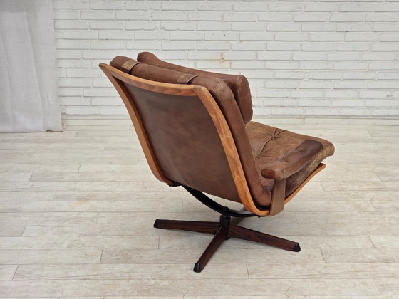 Image 1 of Anni '60, poltrona girevole scandinava, rivestimento in pelle marrone.